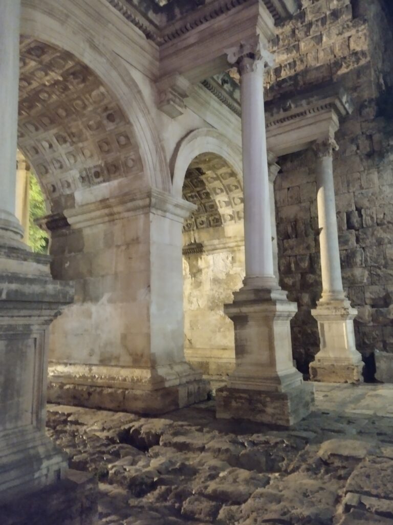 Zabytki Antalyi brama Hadriana Rozmiar bramy Hadriana budzi wrażenie, zwłaszcza gdy wiemy ile lat ma ta konstrukcja