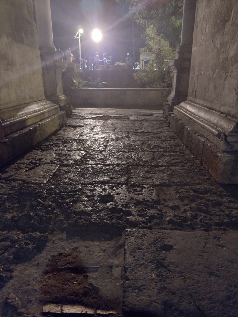 Brama Hadriana w dzielnicy Kaleiçi Brama Hadriana w nocy, zabytkowe przejście do współczesnych miesjc