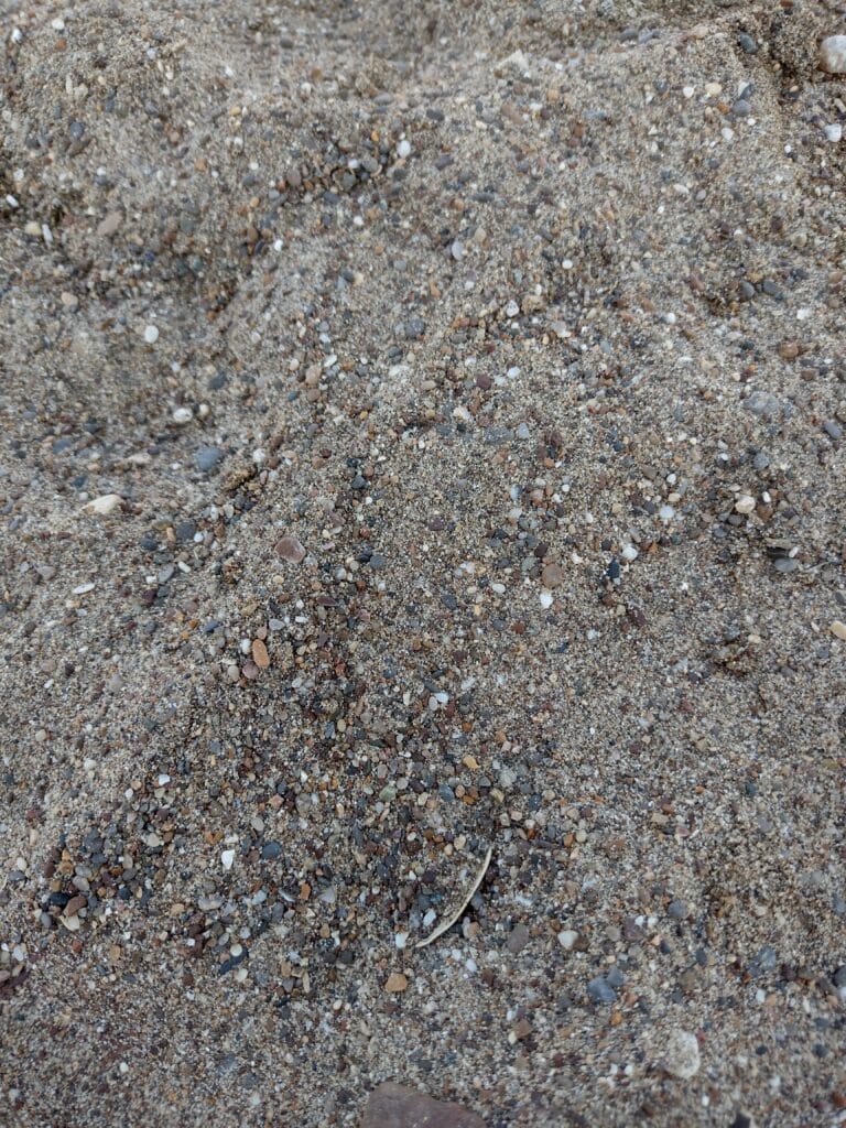 Piasek wymieszany że żwirem, plaża Lara w Antalyi