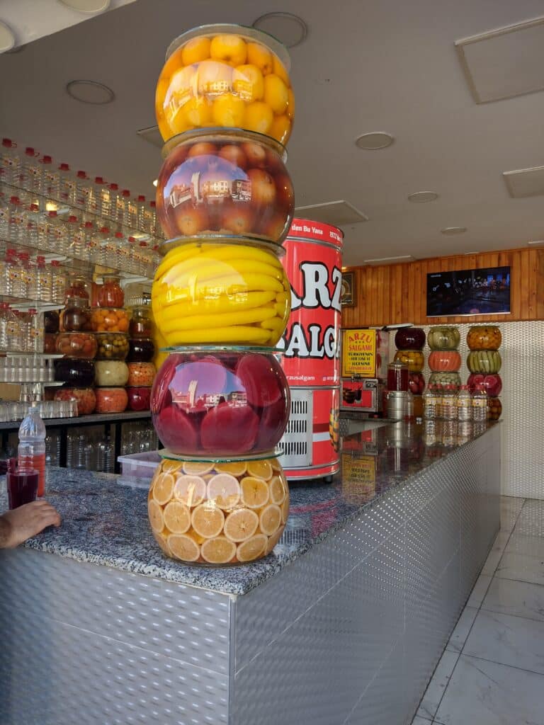 Kiszone warzywa są w Turcji popularne. W salgamie oprócz marchewki znajdziemy też rzepę - stąd nazwa