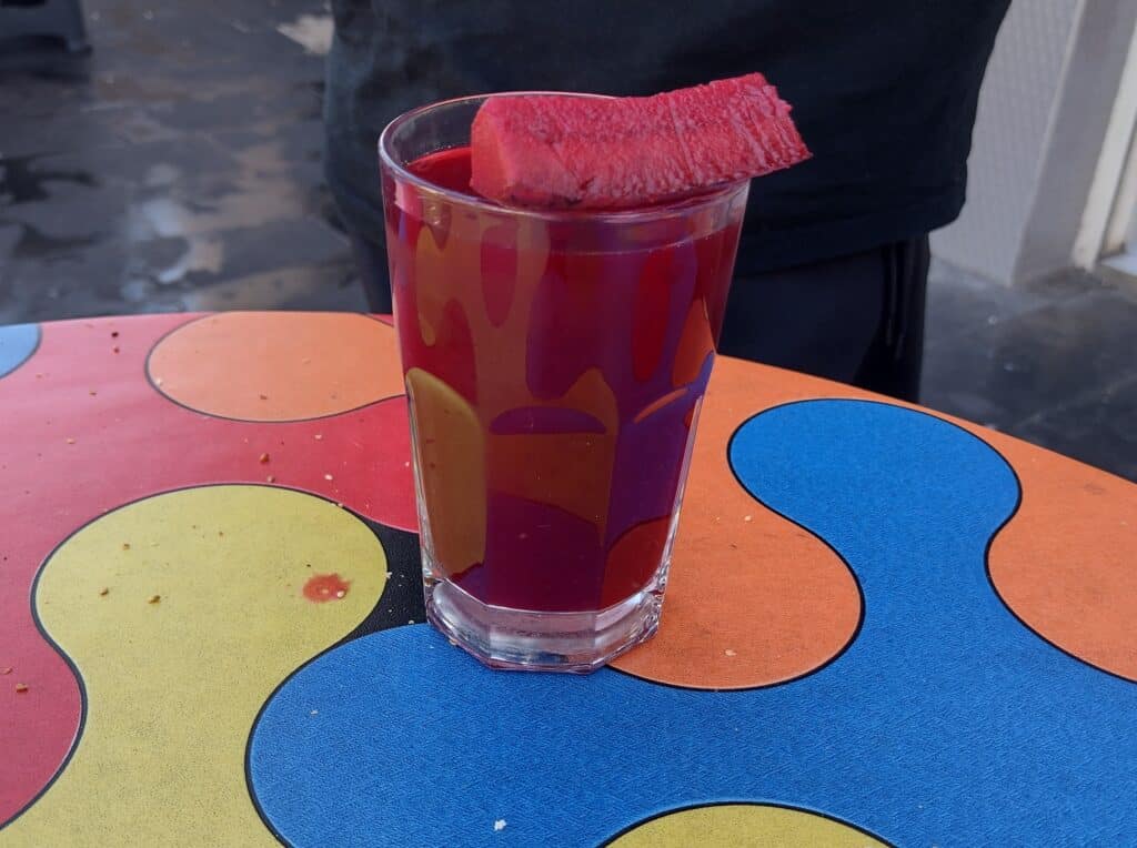 Şalgam suyu czyli turecki sok z kiszonej czarnej marchwi 