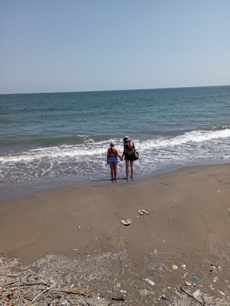 Plaża w Mersin. Mała, brudna, ale za to pierwsza znaleziona 