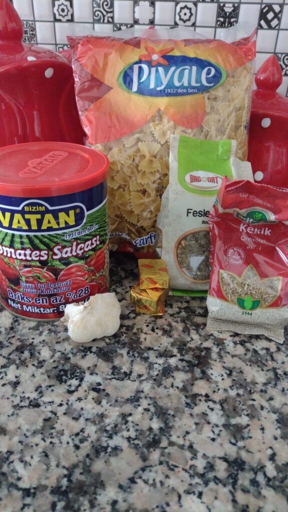 Składniki na turecką zupę pomidorową Składniki na pomidorówkę potrafią zaskoczyć. Zwłaszcza kupienie oregano to walka ze słownikiem