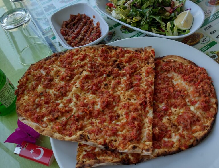 co zjeść w antalyi lahmacun