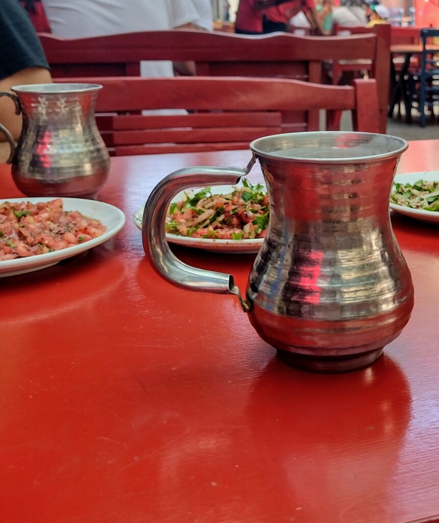 Ayran pasuje do większości tureckich potraw, doskonale gasi pragnienie i chłodzi 