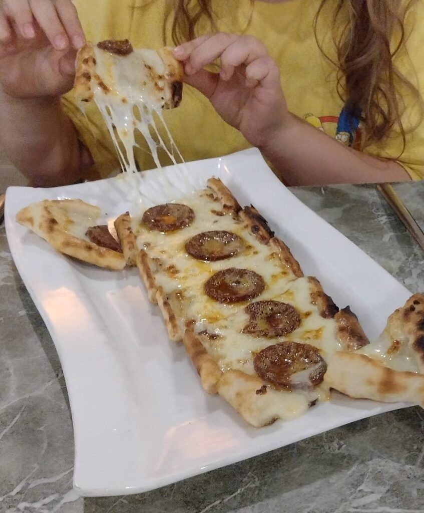 Kaşar, turecki żółty ser, jest używany w wielu lokalnych potrawach. Jego specyficzna konsystencja idealnie komponuje się zarówno z mięsem jak i z warzywami