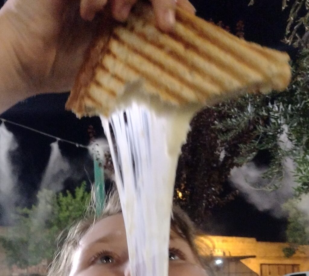 Turecki żółty ser jest bardzo rozciągliwy, idealnie sprawdza się na pizzach, zapiekankach i w tostach