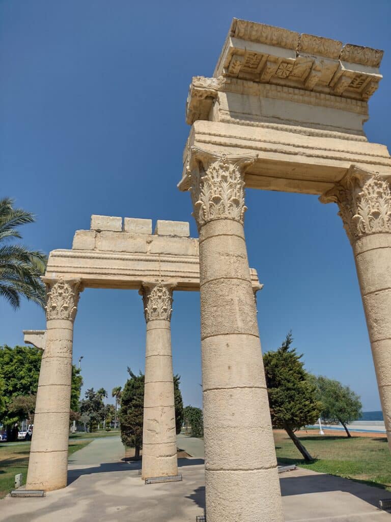 Antyczne kolumny na morskim wybrzeżu w Mersin