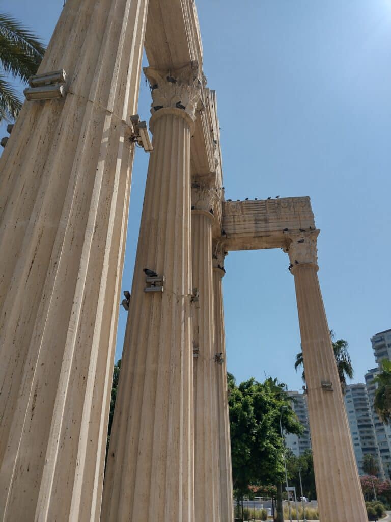 Idąc wzdłuż wybrzeża w Mersin można zobaczyć wiele zabytków, zwłaszcza kolumny przykuwają uwagę turystów 