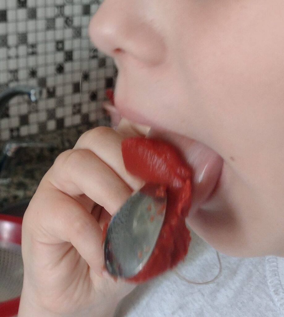 Koncentrat pomidorowy w Turcji Turecki koncentrat pomidorowy ns,yes się domates salçası I jest sprzedawany w dużych opakowaniach