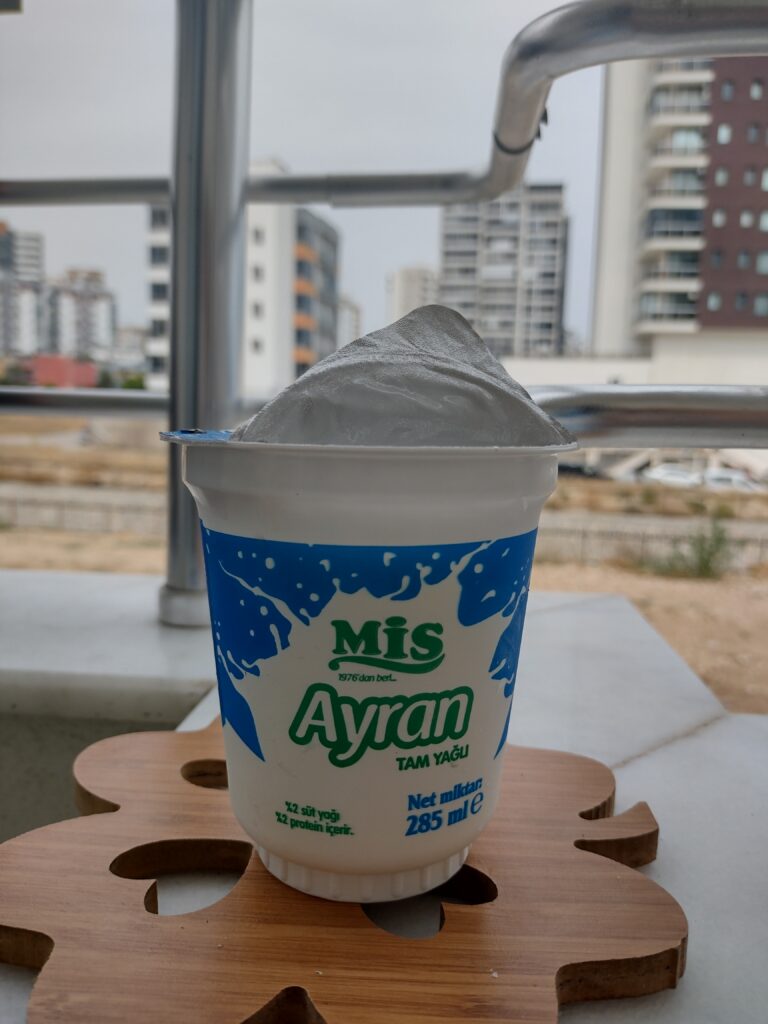 Ayran jest do kupienia w każdym tureckim sklepie, a jego cena jest niska 