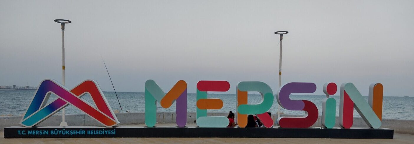 Wizytówka Mersin na tle morza