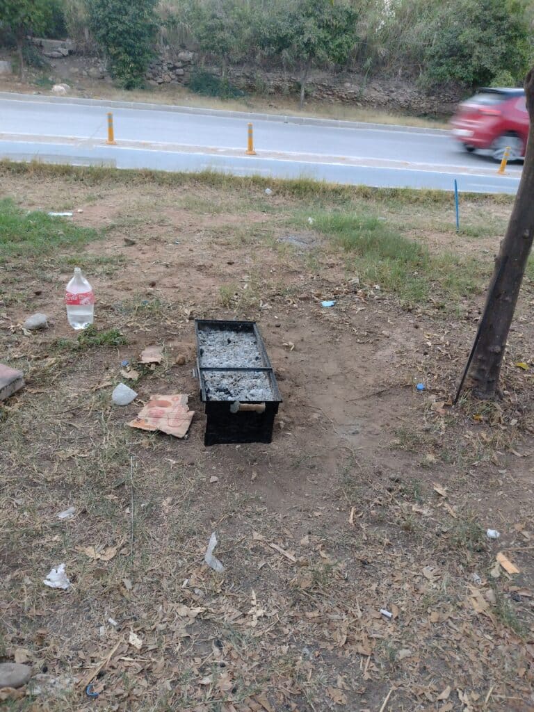 Grillowanie przy plaży w Mersin. A właściwie przy ogrodzeniu plaży 