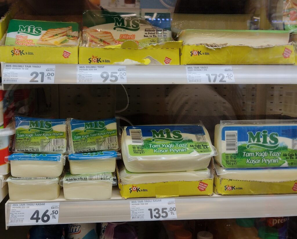Tureckie sery w sklepie mają w nazwach słowo peynir lub kaşar