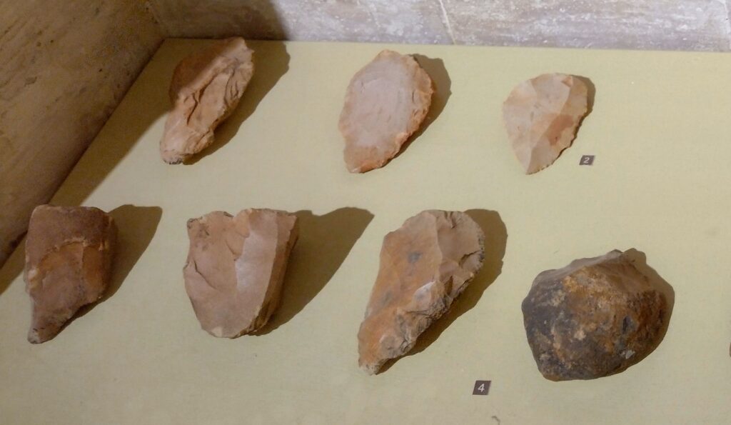 Warto uważać, czy znalezione kamienie nie przedstawiają sobą żadnej wartości historycznej. Kary za wywóz zabytków są bardzo wysokie