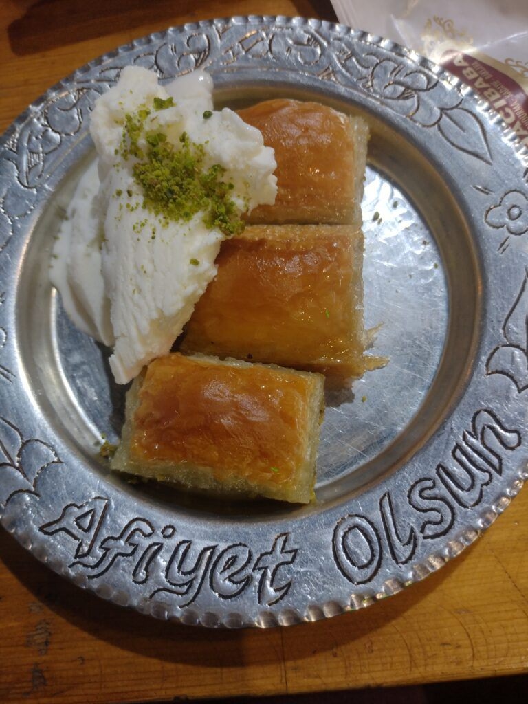 Tureckie lody z Maraş czyli Maraş dövme dondurma Tureckie lody z Maraş rozpuszczają się bardzo wolno, dlatego świetnie komponują się z gorącymi deserami