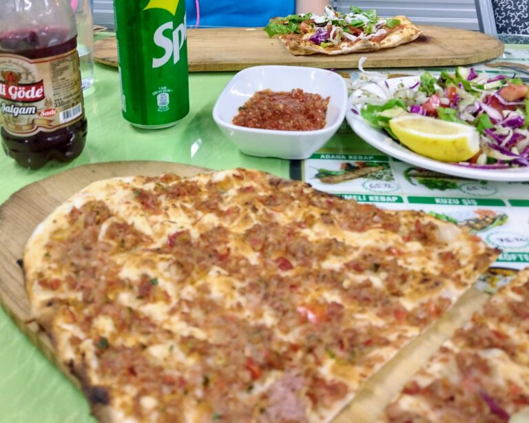 Lahmacun – pizza turecka