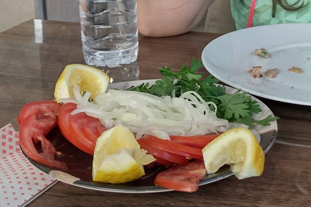 Lahmacun jest serwowany z wieloma przystawkami. Dodatki są bardzo różne 