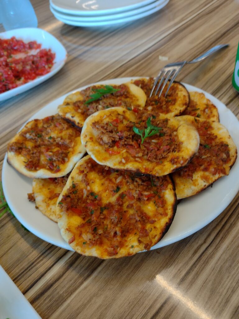 Fındık lahmacun czyli lahmacun w wersji mini. Niewielkie placki z ciasta z mięsnym farszem. Wywodzą się z tureckiego miasta Tarsus, ale spotkać je można również w okolicznych prowincja ch