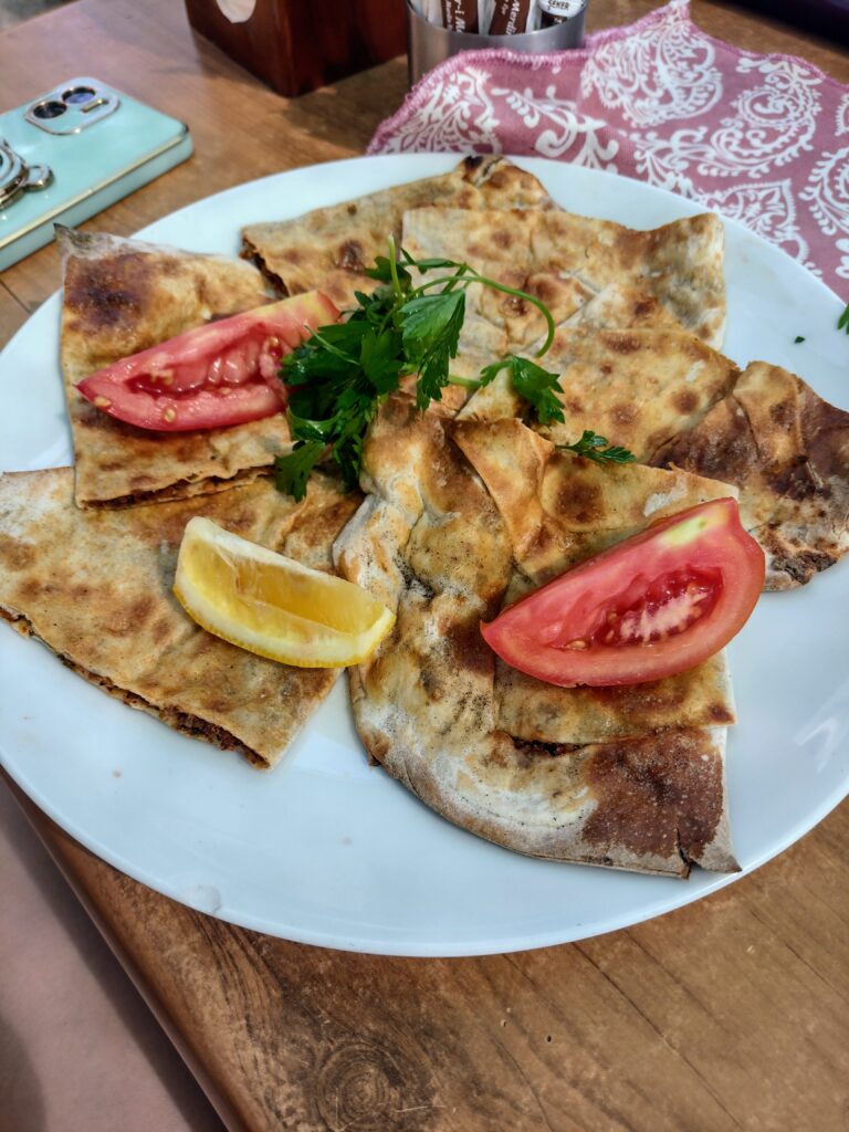 Etli ekmek z Mardin, placek z mięsem lub lahmacun z farszem w środku. Mięso z jagnięciny 