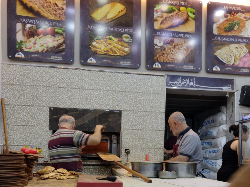 Lahmacun turecka pizza - jak powstaje. Opalane drewnem piece oraz szybka praca kucharzy to genialne połączenie 