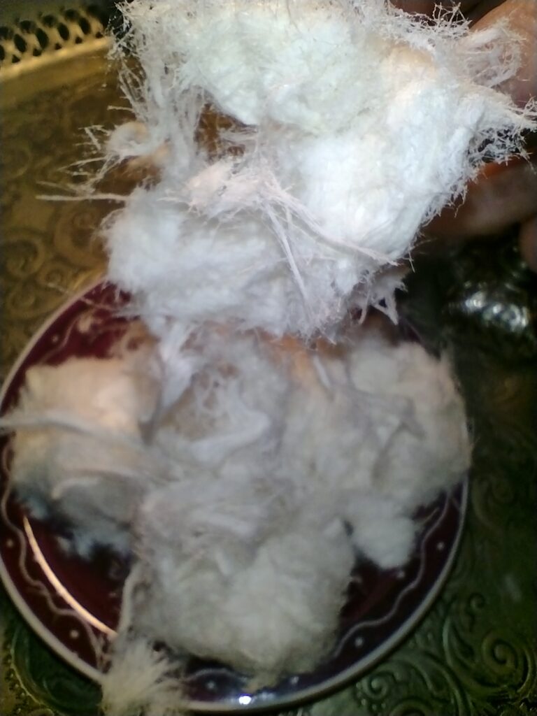 Główną zaletą pişmaniye jest jego konsystencja - włókniste pasma rozpływają się w ustach 